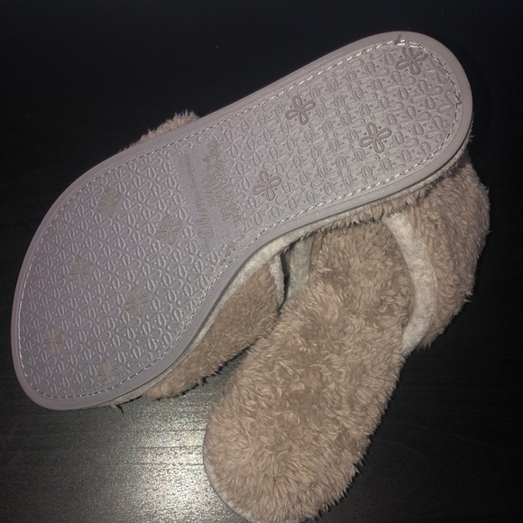 Dluxe by Dearfoams slippers. US size small 5-6. - Picture 3 of 5